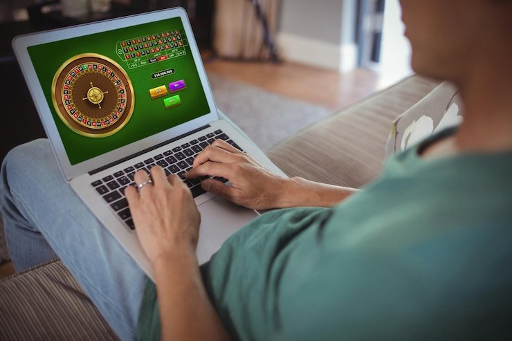 Live Baccarat dealer and card layout displayed on apinaga slot interface